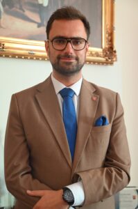 młody uśmiechnięty mężczyzna - Rafał Dąbrowski