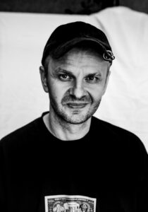 Andrzej Dragan, mężczyzna w średnim wieku, w czapce z daszkiem